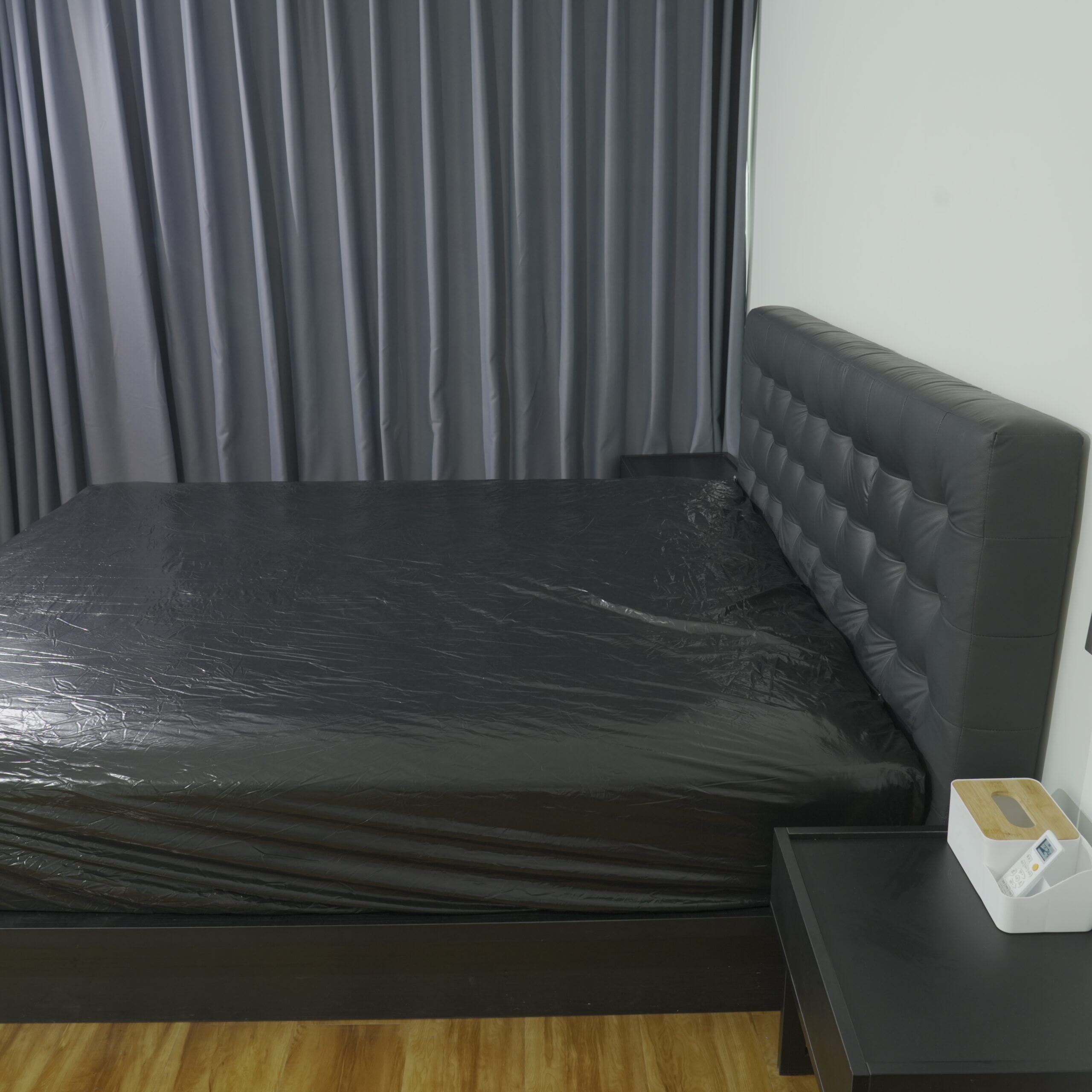 Black PVC Vinyl Waterproof Fitted Sheet detail image 3 Black PVC Vinyl Waterproof Fitted Sheet detail image 3
