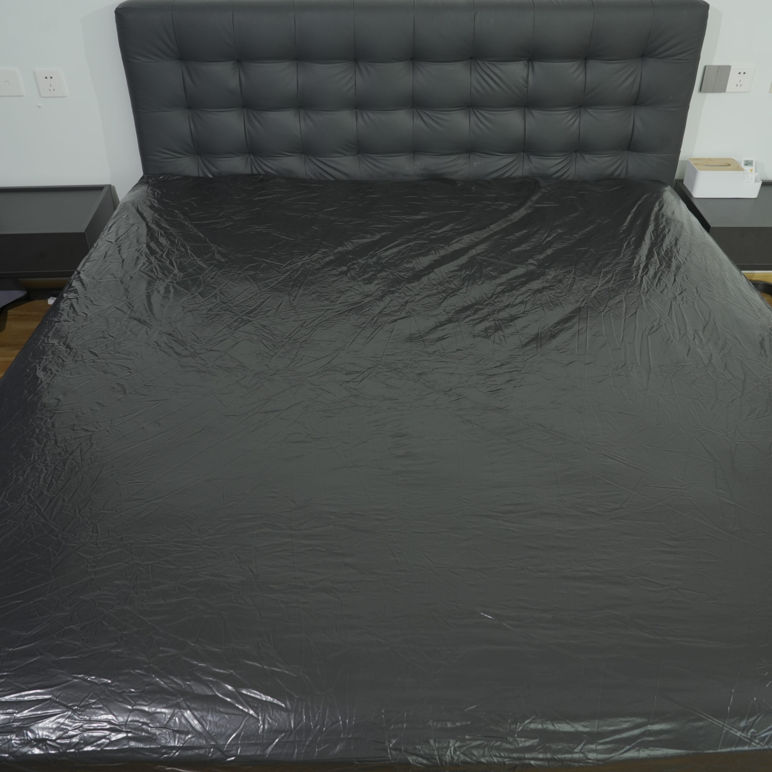 Black PVC Vinyl Waterproof Fitted Sheet detail image 4 Black PVC Vinyl Waterproof Fitted Sheet detail image 4