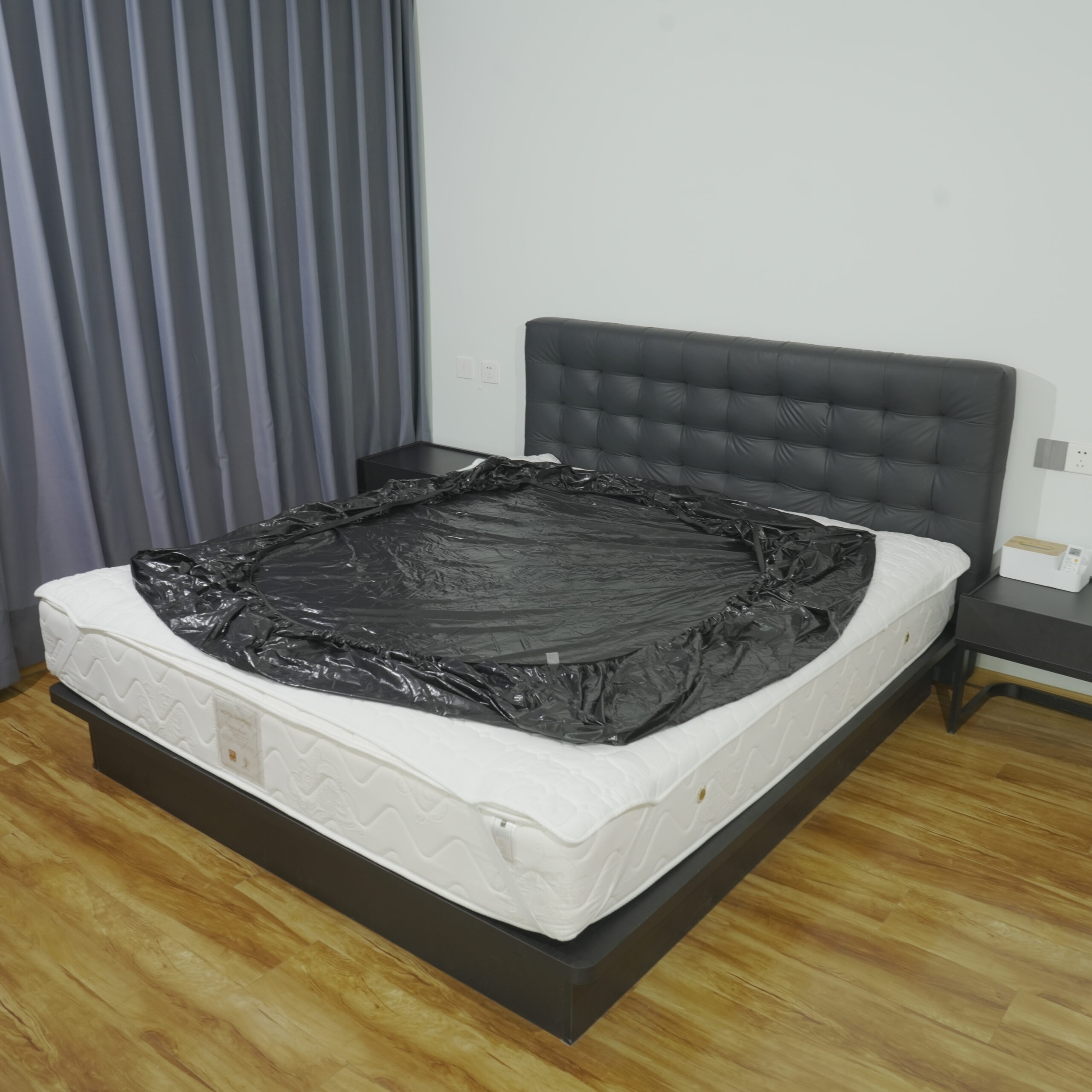 Black PVC Vinyl Waterproof Fitted Sheet detail image 10 Black PVC Vinyl Waterproof Fitted Sheet detail image 10